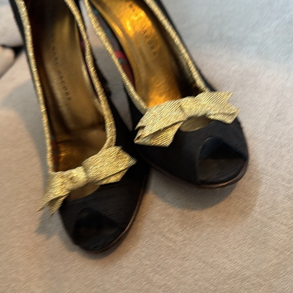 Marc Jacobs Black Gold Satin Bow Peep Toe Heels Size 37 - Picture 8 of 10